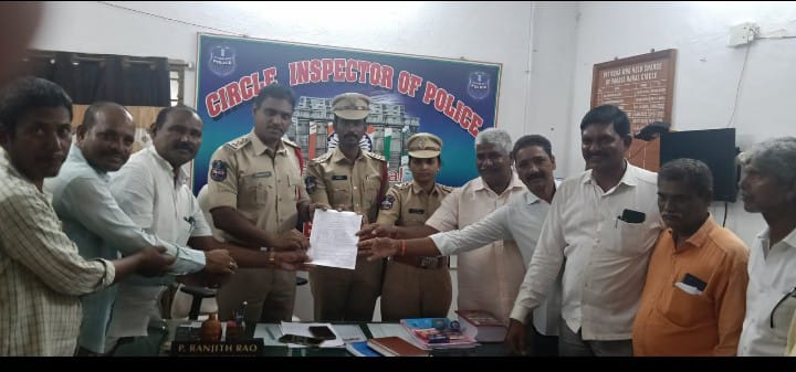 శాంతి దీక్ష కొరకు వినతి పత్రం సమర్పించిన ఉద్యమకారులు