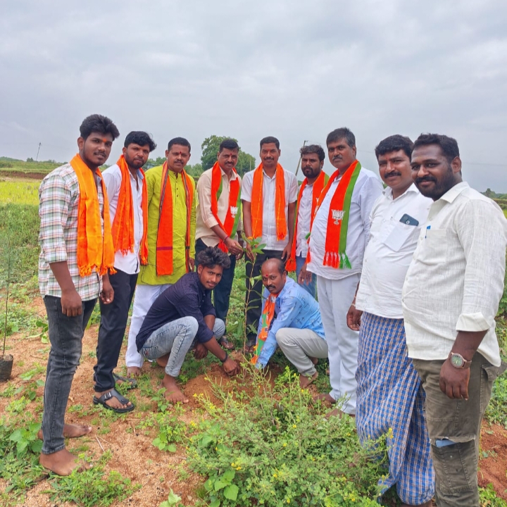 మొక్కలునాటుతున్న బిజెపి నాయకులు