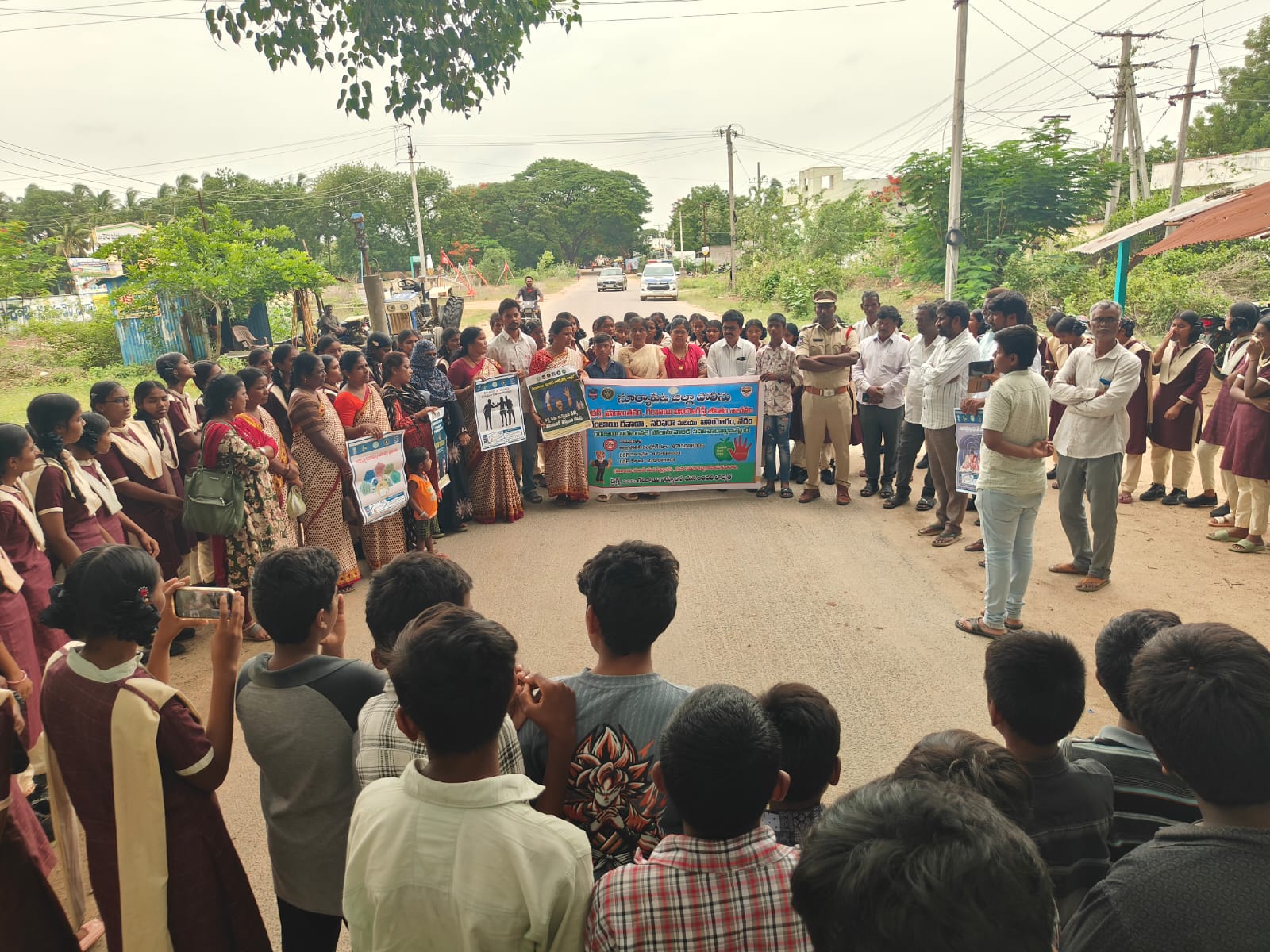 నడిగూడెంలో యాంటీ డ్రగ్స్ పై మానవహారం