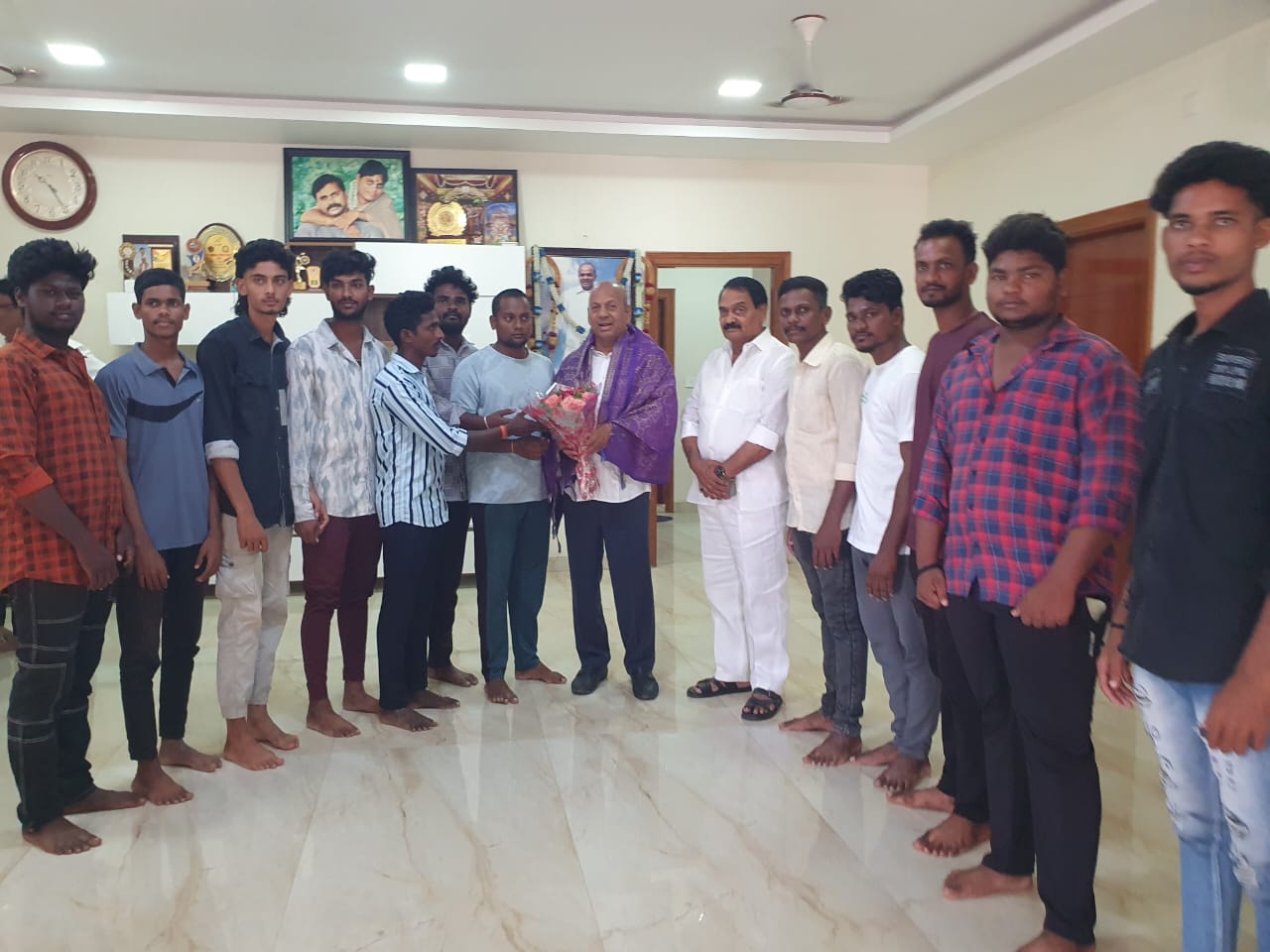 మేడా విజయ భాస్కర్ రెడ్డి ఆధ్యర్యంలో ఎం.పి రఘునాథ రెడ్డి ని కలసిన అరవపల్లె గ్రౌండ్ యూత్ సభ్బులు