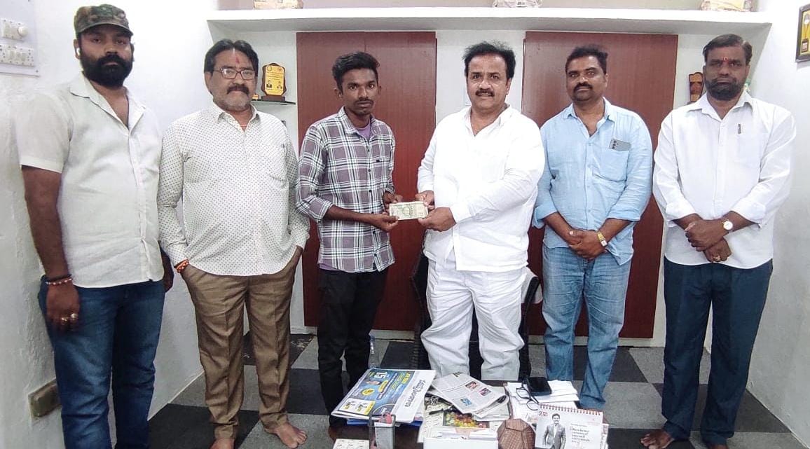 సెక్యూరిటీ కార్మికుడికి రావలసిన వేత్తనం ఇప్పించినబిఆర్ టియు రాష్ట్ర కార్మిక నాయకుడు శ్రమశక్తి అవార్డు గ్రహీత రవి