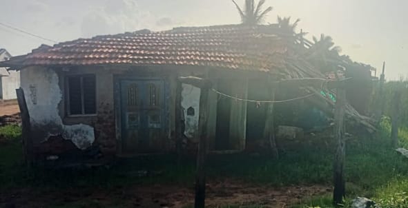 పేదోళ్ల ఇండ్ల లిస్టు మార్చారు