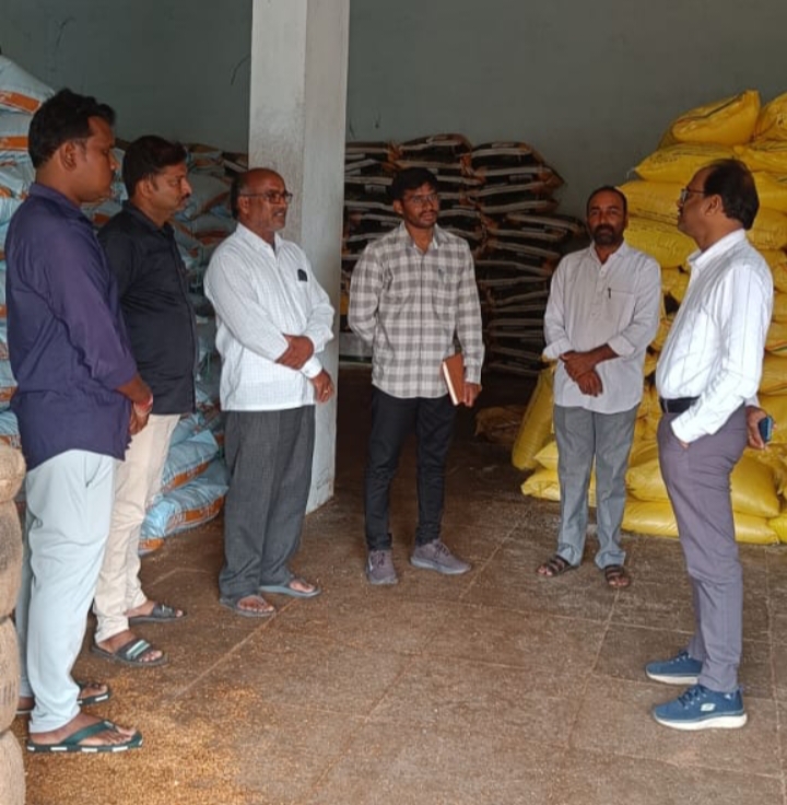 ఎరువుల దుకాణాలను తనిఖీ చేసిన జిల్లా వ్యవసాయ అధికారి