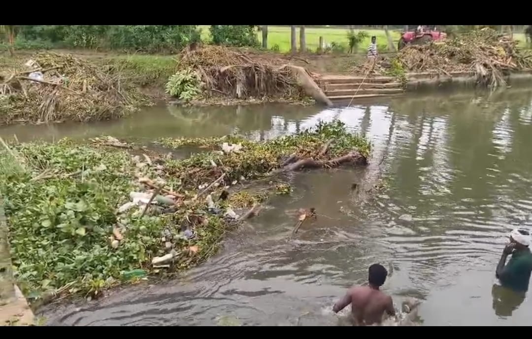 ఆకాశపు శ్రీనివాస్ ఆదేశాలతో పంట కాలువలో చెత్తను తొలగించడం జరిగింది