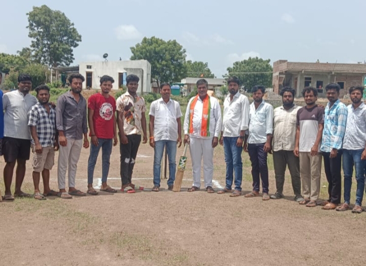 క్రికెట్ పోటీలను ప్రారంభించిన మండల అధ్యక్షుడు