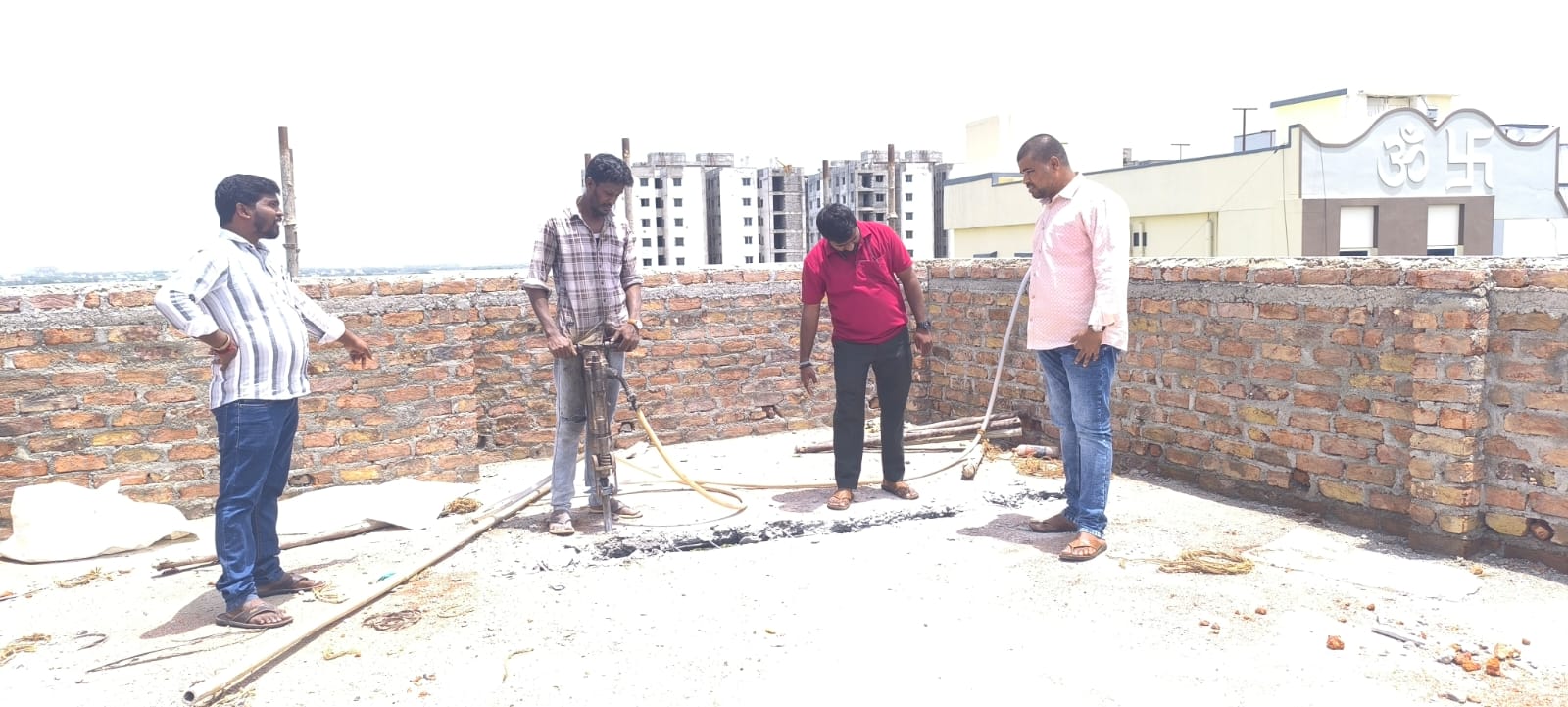 అక్రమ కట్టడాలను కూల్చివేస్తున్న పంచాయతీ కార్యదర్శి సుభాష్