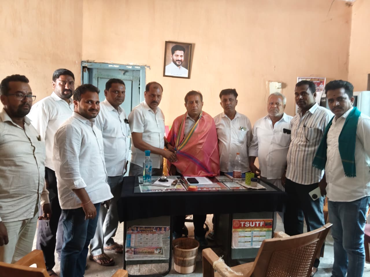 అధికారులను కలిసిన బంజారా సంఘ నాయకులు..!