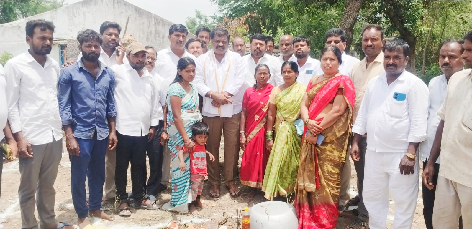 ఈరోజు దౌల్తాబాద్ మండల పలు గ్రామాలలో ఇందిరమ్మ పూజ కార్యక్రమంలో పాల్గొన్న దుబ్బాక ఇన్చార్జి చెరుకు శ్రీనివాస్ రెడ్డి