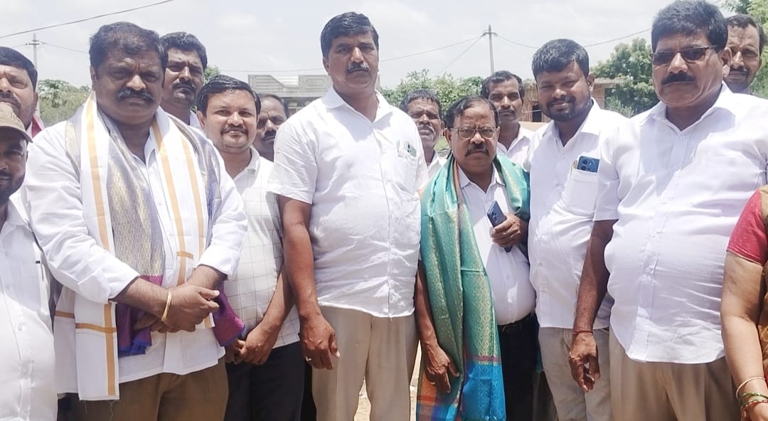 ఈరోజు దౌల్తాబాద్ మండల పలు గ్రామాలలో ఇందిరమ్మ ఇండ్ల పూజ కార్యక్రమంలో పాల్గొన్న దుబ్బాక ఇన్చార్జి చెరుకు శ్రీనివాస్ రెడ్డి