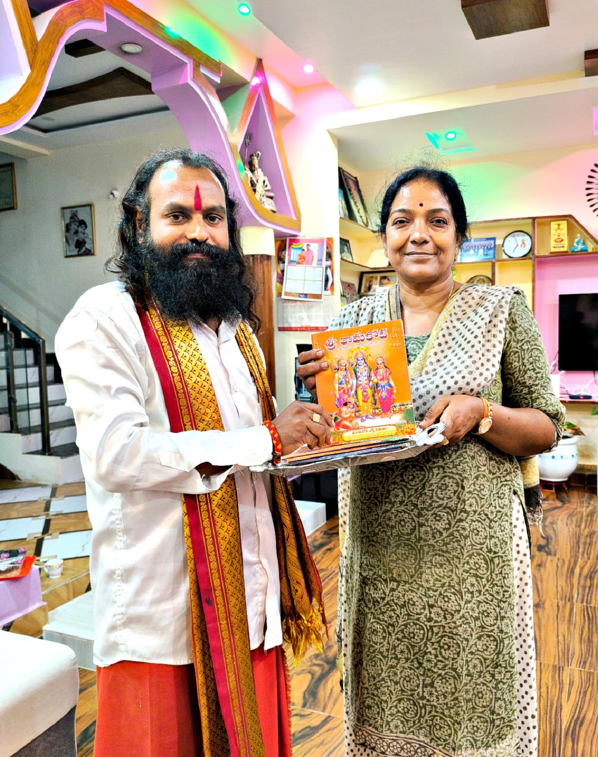 లక్షల సంఖ్యలో రామ నామాలను లిఖించి అందించి వసుందర