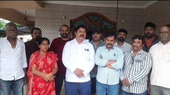 ఎస్.ఐ మురళి దౌర్జన్యంపై చర్యలు తీసుకోండి*- జర్నలిస్ట్ నాయుడుకు సంఘీభావం తెలిపిన అయ్యప్పనగర్ కాలనీవాసులు