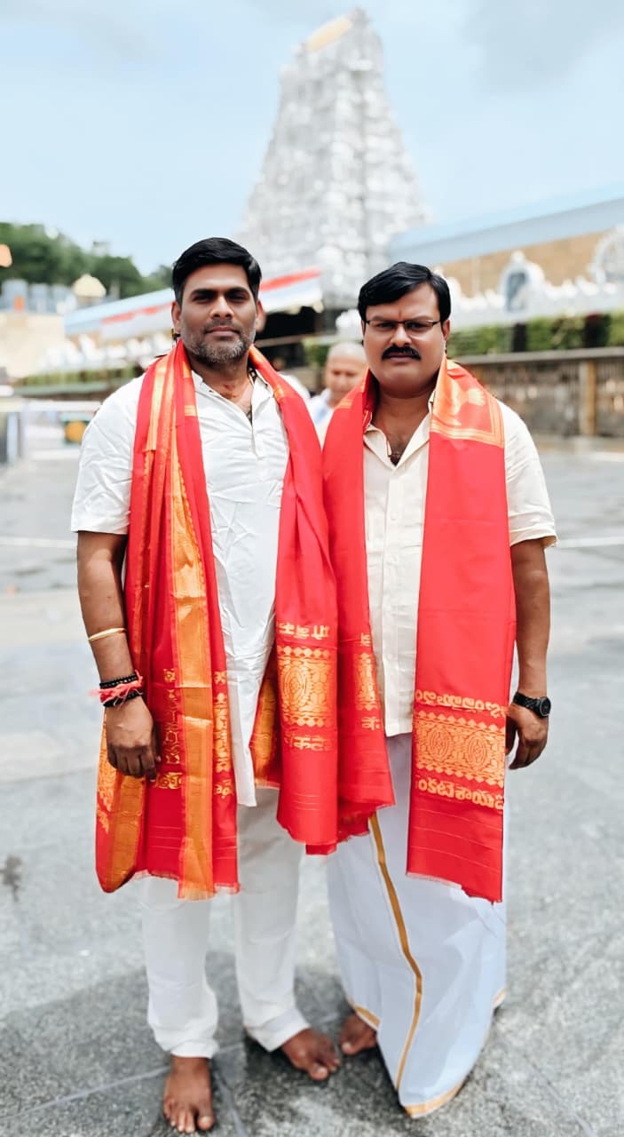 తిరుమల తిరుపతి శ్రీవారిని కుటుంబ సమేతంగా దర్శించుకున్న దాసరి రాహుల్ ప్రదీప్. తెల్ల హరికృష్ణ