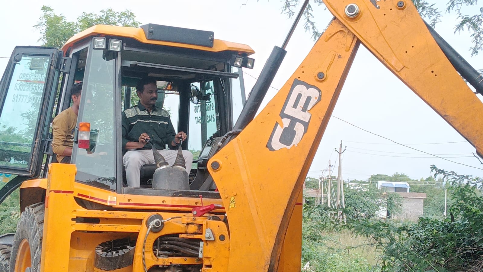 రహదారులకు ఇరువైపుల స్వచ్చందంగా చిల్ల చెట్లను తొలగించిన ఉపాధ్యాయులు కశ్శెట్టి జగన్
