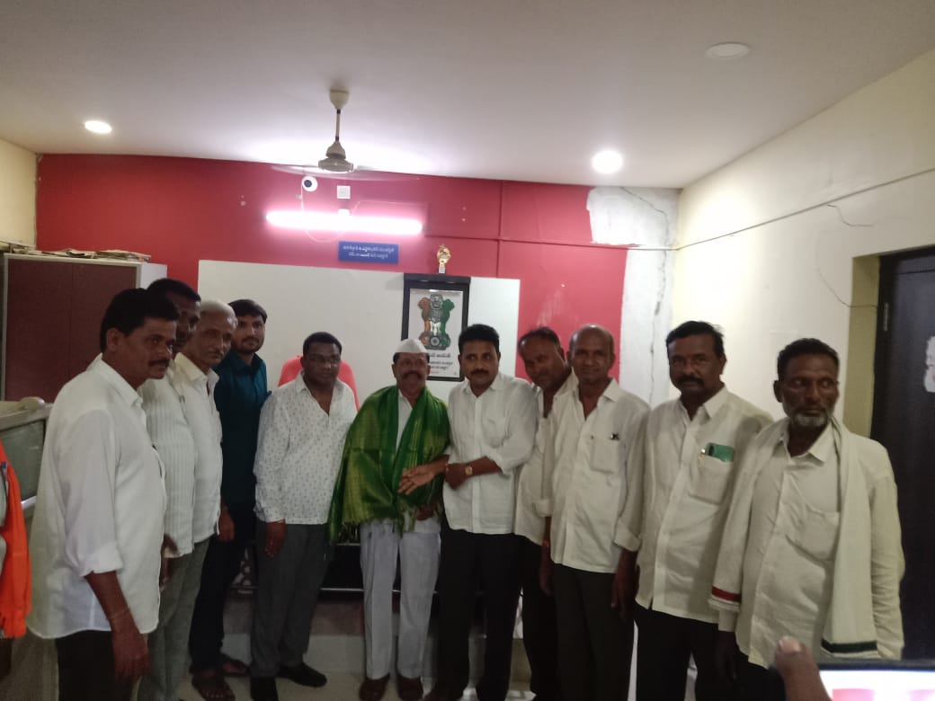పదవి విరమణ పొందిన ఉద్యోగికి కాంగ్రెస్ సీనియర్ నాయకులు సన్మానం….