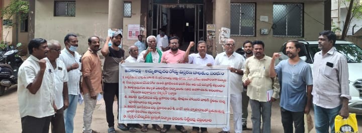 రోడ్డు నిర్వాసితులకుఅన్నింటికీ ఒకేసారి నష్టపరిహారం ఇవ్వాలని నిరసన