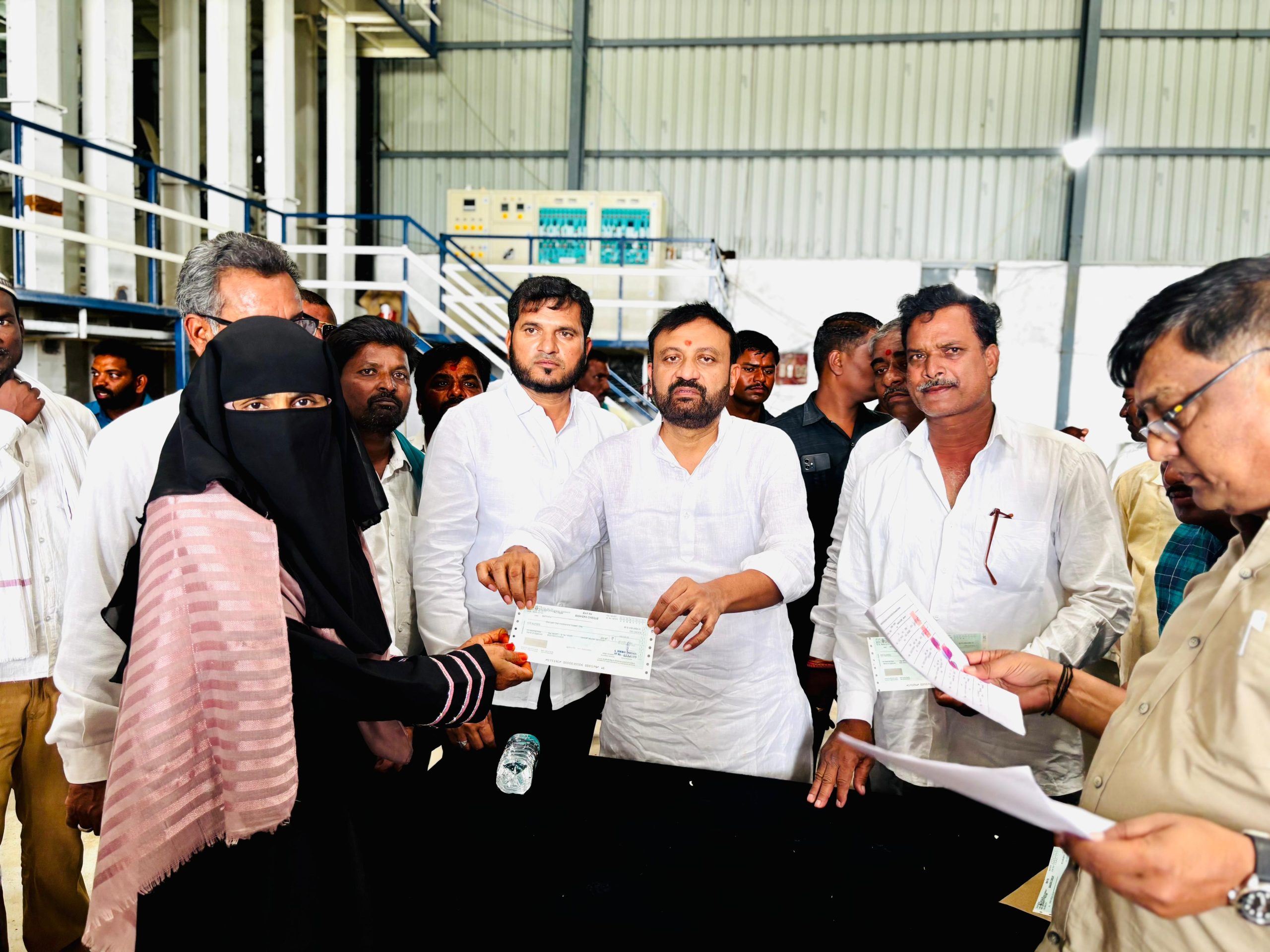 కళ్యాణ లక్ష్మి షాదీ ముబారక్ చెక్కుల పంపిణీ….