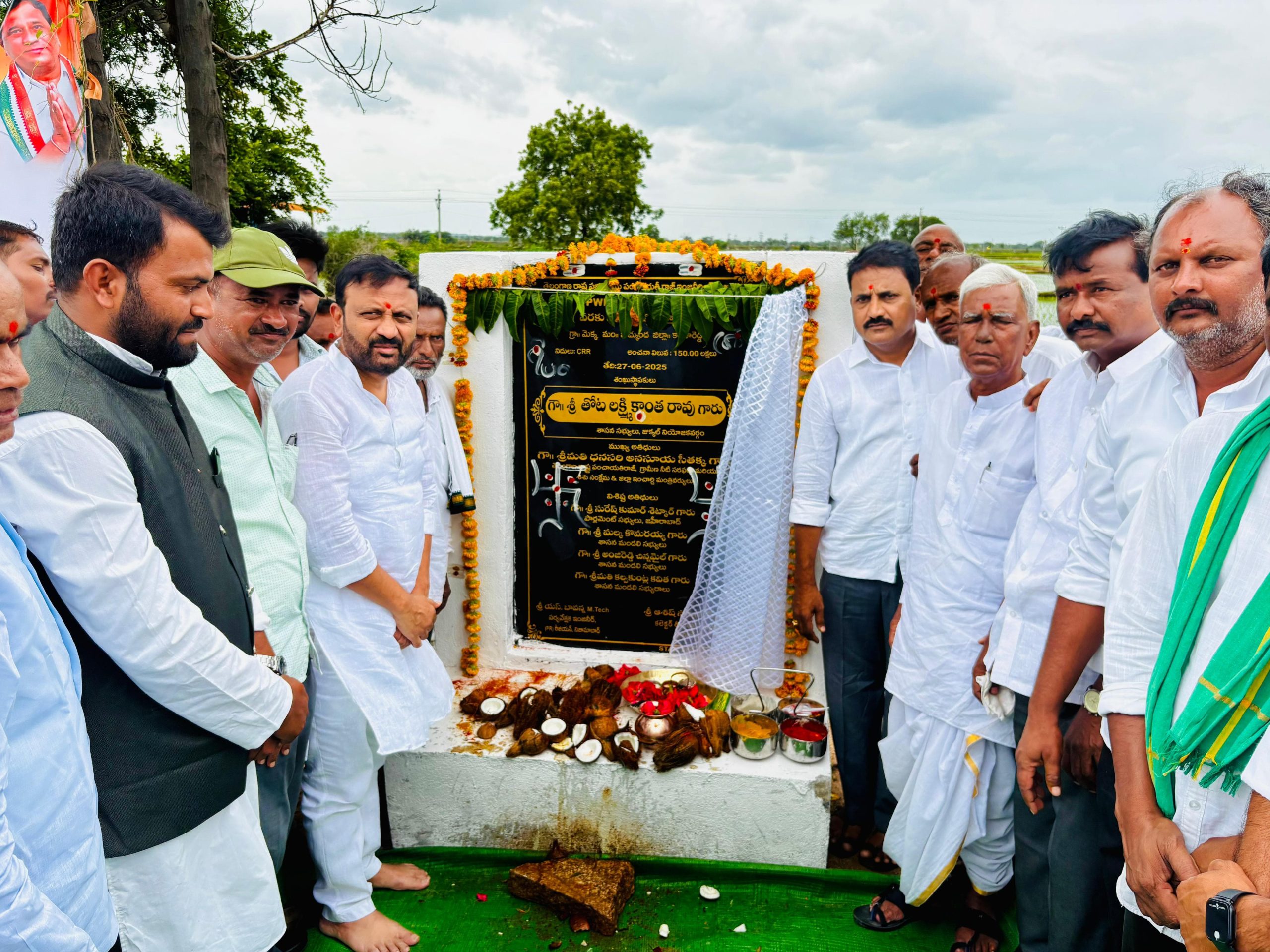 బీ.టీ. రోడ్ల నిర్మాణాలకు శంకుస్థాపనలు