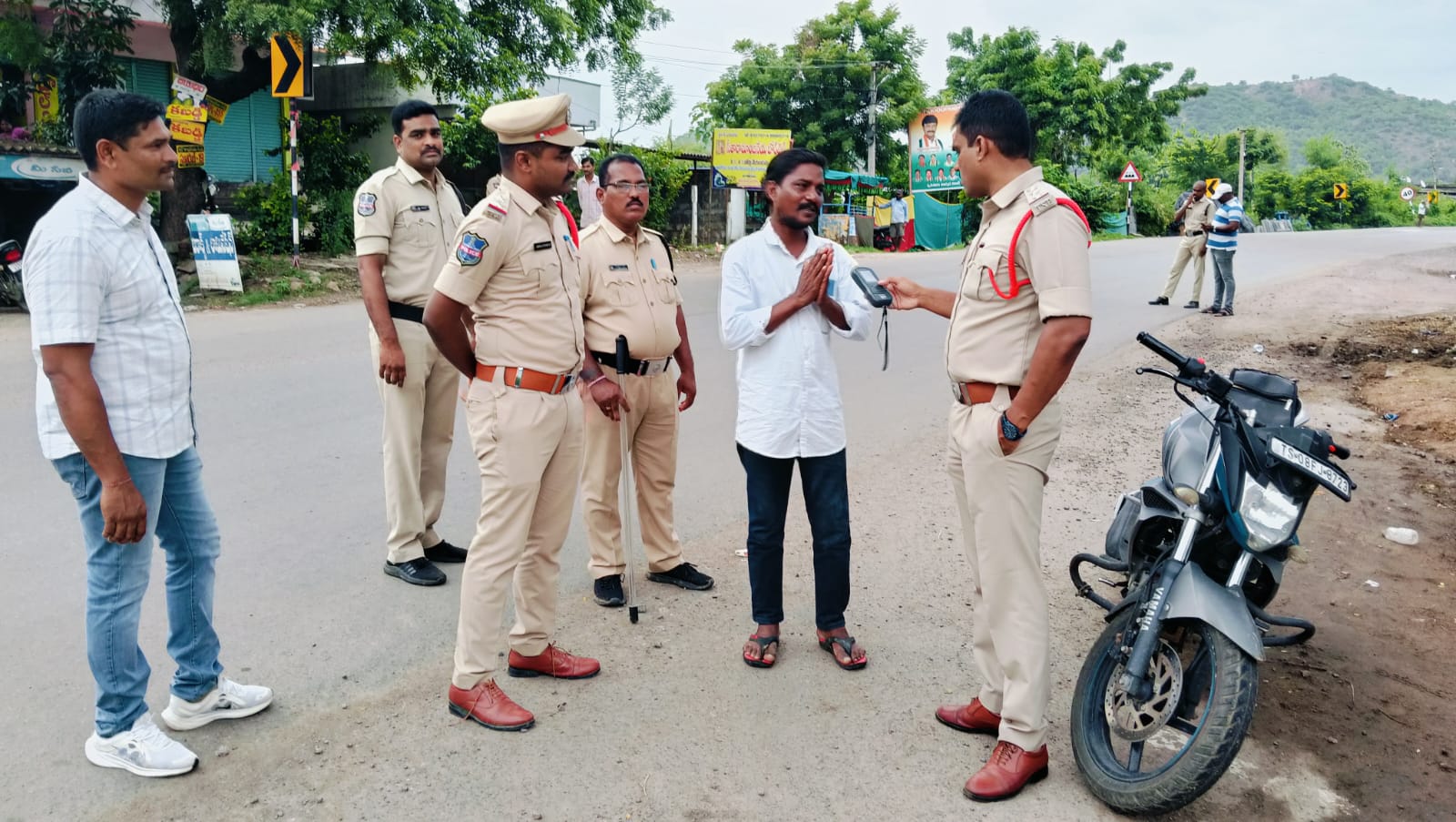 మద్యం సేవించి వాహనాలు నడిపితే కఠిన చర్యలు తప్పవు సీఐ పి రంజిత్ రావు