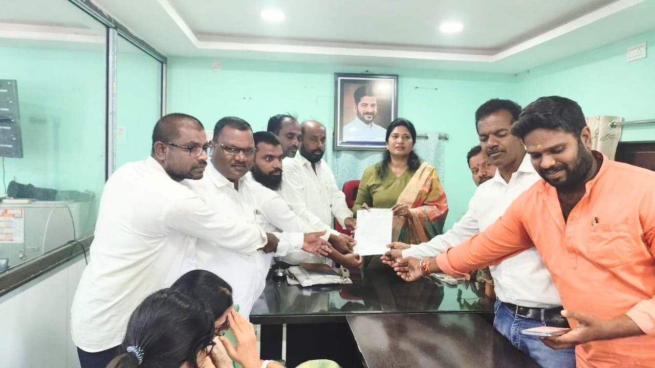మహాన్యూస్ ఛానల్ పై దాడిని ఖండించిన హత్నూర జర్నలిస్టులు. తహసిల్దార్ కు వినతిపత్రం అందజేత