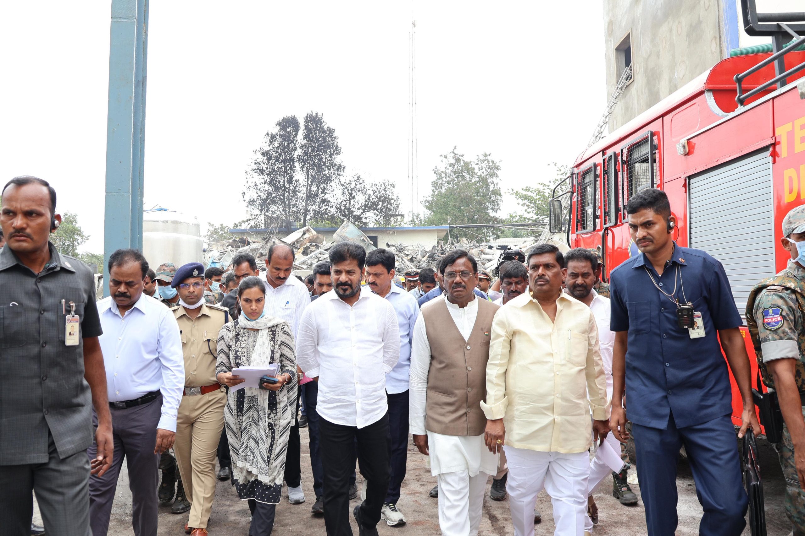 సీఎం రేవంత్ రెడ్డి తో కలిసి సిగాచి పరిశ్రమను పరిశీలించిన ఎమ్మెల్యే జిఎంఆర్