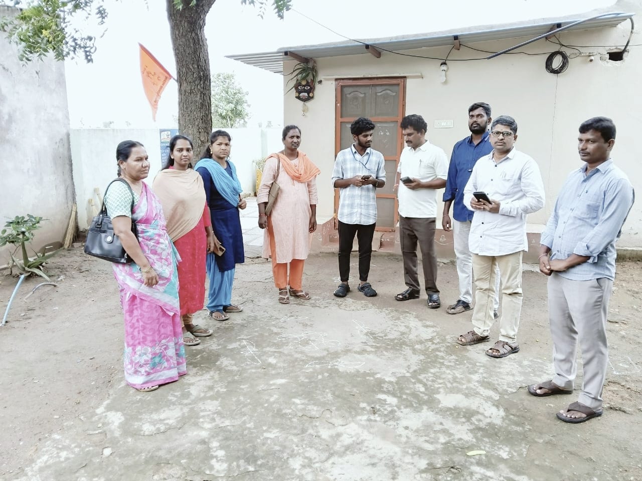 .గ్రామంలో స్వచ్ఛ సర్వేక్షన్ పరిశీలించిన అధికారులు