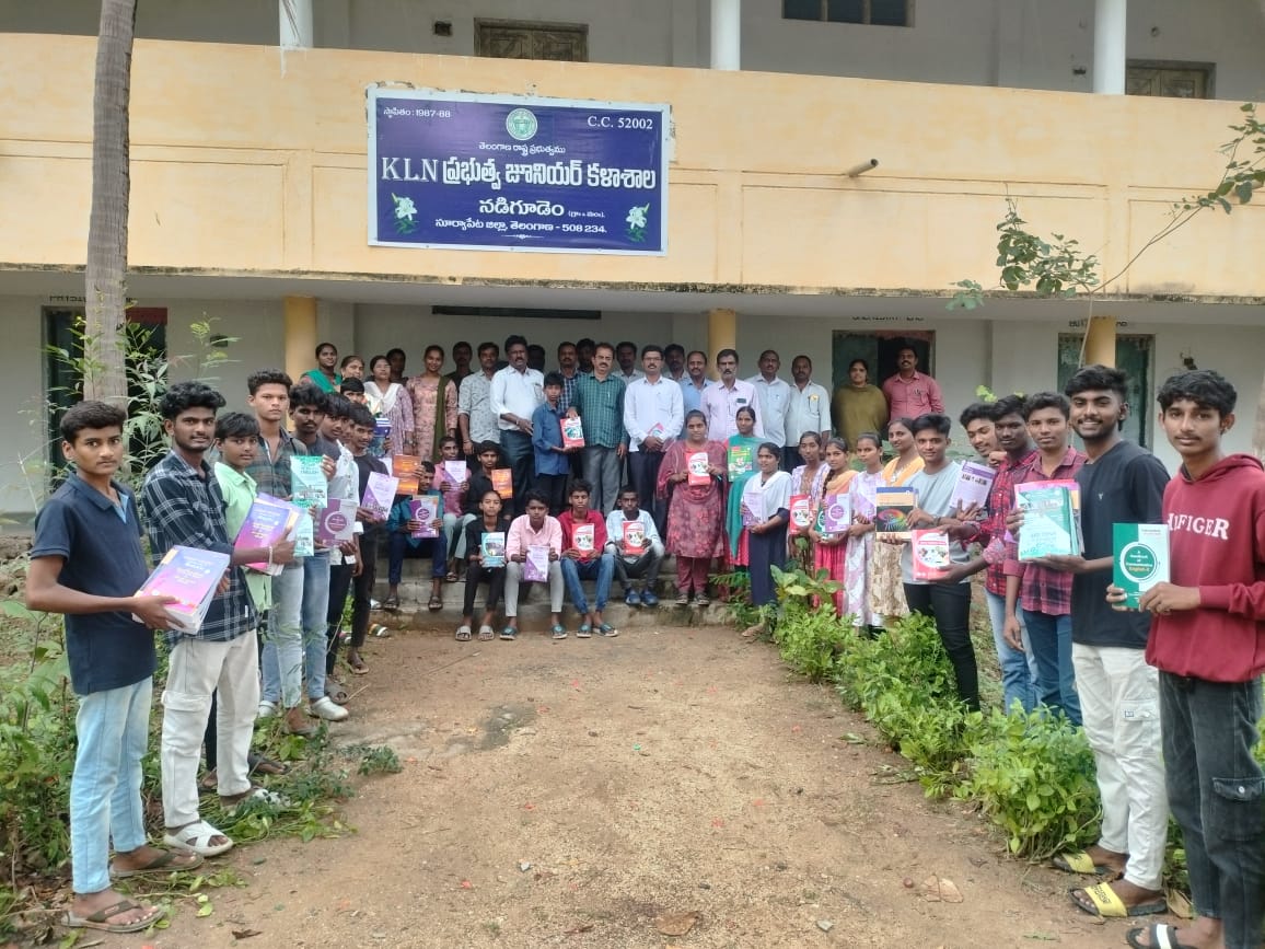 ఉచిత పుస్తకాలను సద్వినియోగం చేసుకోవాలి
