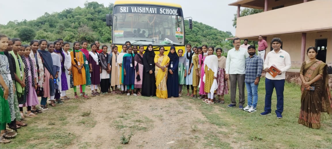 విద్యార్థులకు డ్రగ్స్ సైబర్ క్రైమ్స్ పై అవగాహన కల్పించిన మేడ్చల్ పోలీస్ ట్రైనింగ్ కళాశాల ప్రిన్సిపాల్ మధుకర్ స్వామి