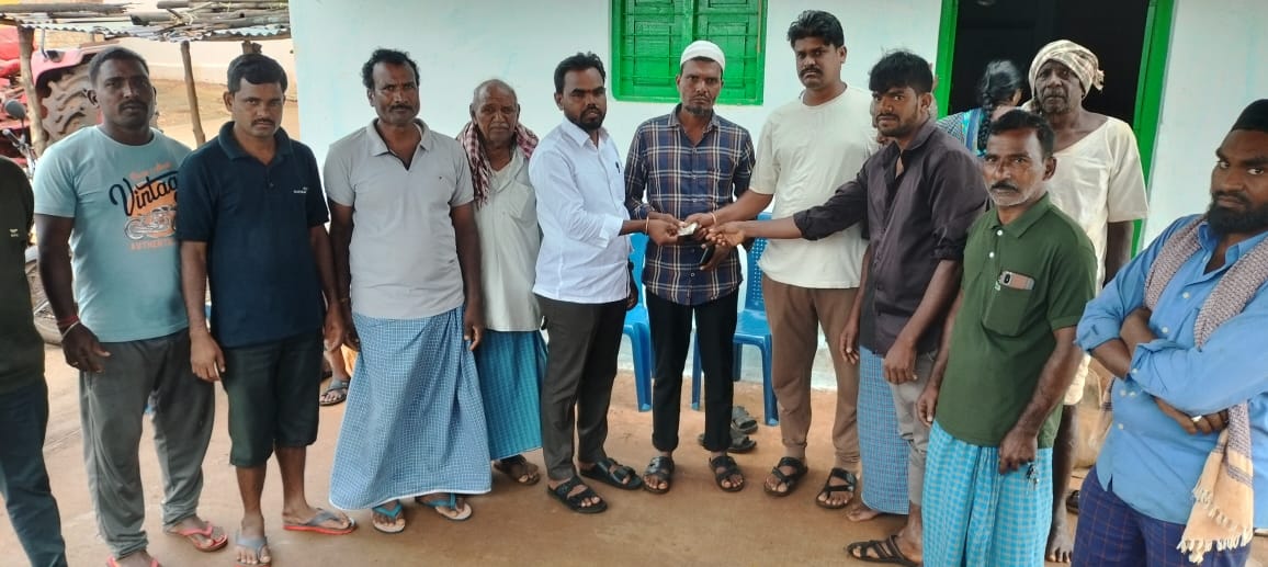 అంత్యక్రియలకు ఆర్థిక సహాయం అందించిన రాపోల్ గ్రామ కాంగ్రెస్ పార్టీ అధ్యక్షుడు గండు వెంకటేష్, ఉపాధ్యక్షులు రాకేష్.