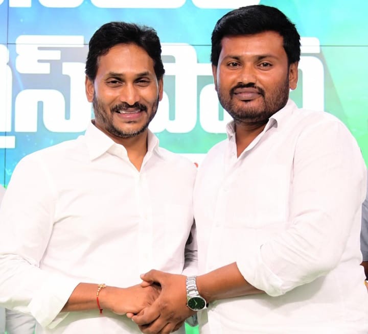 మాజీ సీఎం జగన్ ను కలిసిన యువజన అధ్యక్షులు దూళి వెంకీ