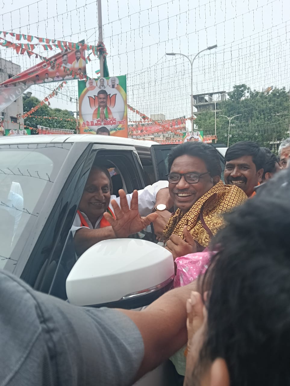 రాష్ట్ర బిజెపి నూతన ధ్యక్షులుగా పివిఎన్ మాధవ్ శుభాకాంక్షలు తెలిపిన బిజెపి నాయకులు