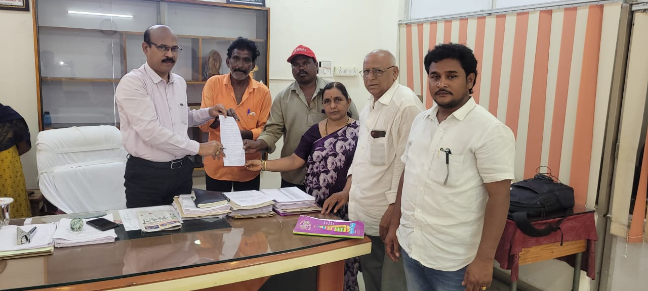 9న జ‌రిగే సార్వ‌త్రిక స‌మ్మెలో మున్సిప‌ల్ కార్మికులుమున్సిప‌ల్ క‌మిష‌న‌ర్‌కు స‌మ్మె నోటీసులు అంద‌జేత‌