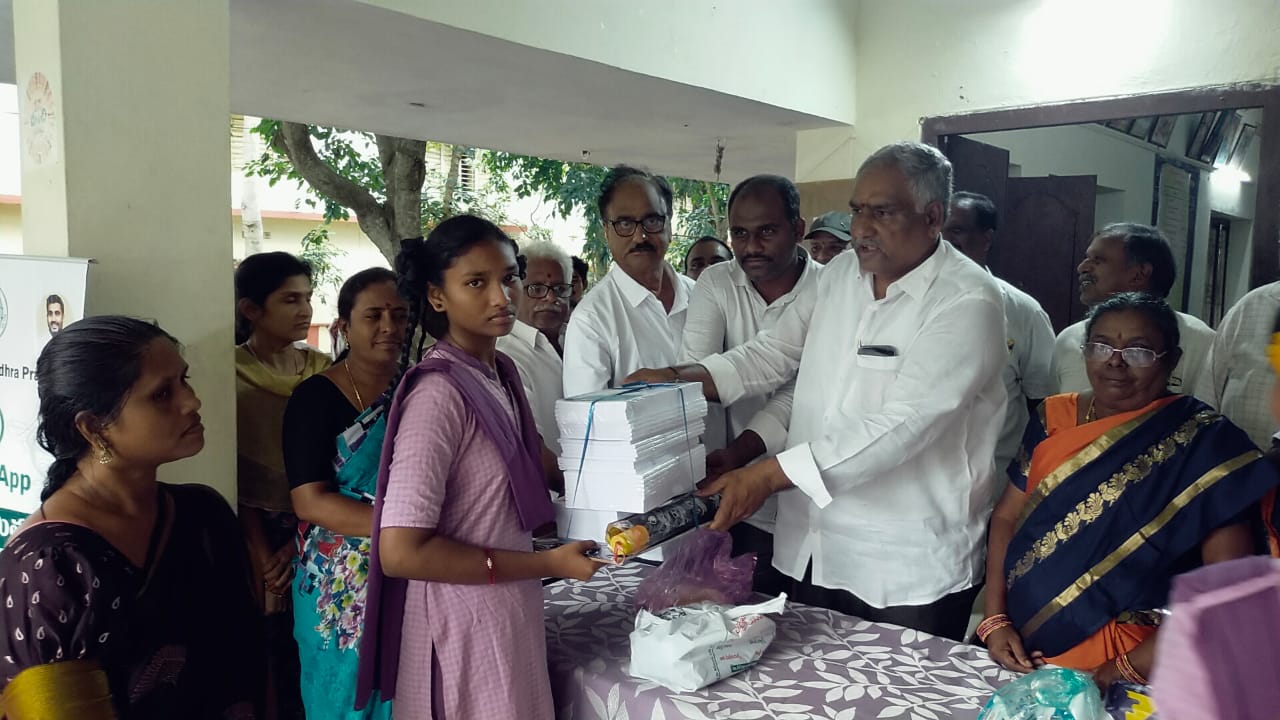 దాత త్సవటపల్లి నాగేంద్ర (నాగు) సేవలు అభినందనీయం