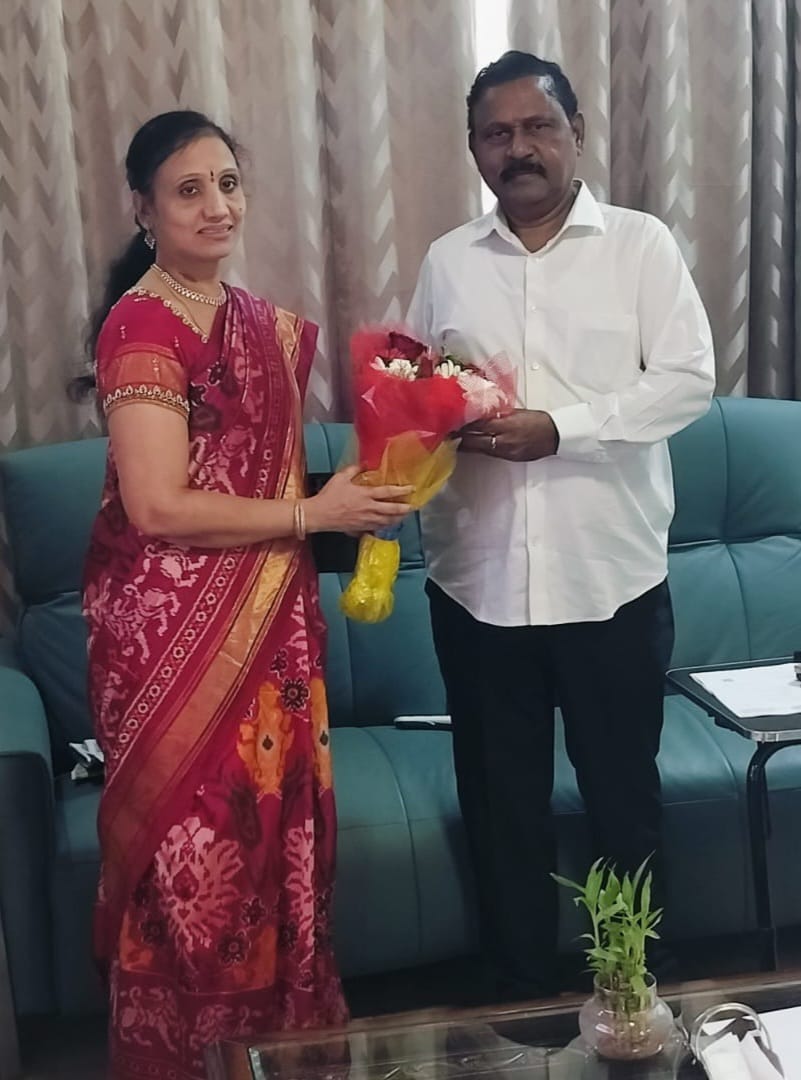 పరిగి ఎమ్మెల్యేను కలిసిన నూతన డి ఎం హెచ్ ఓ.