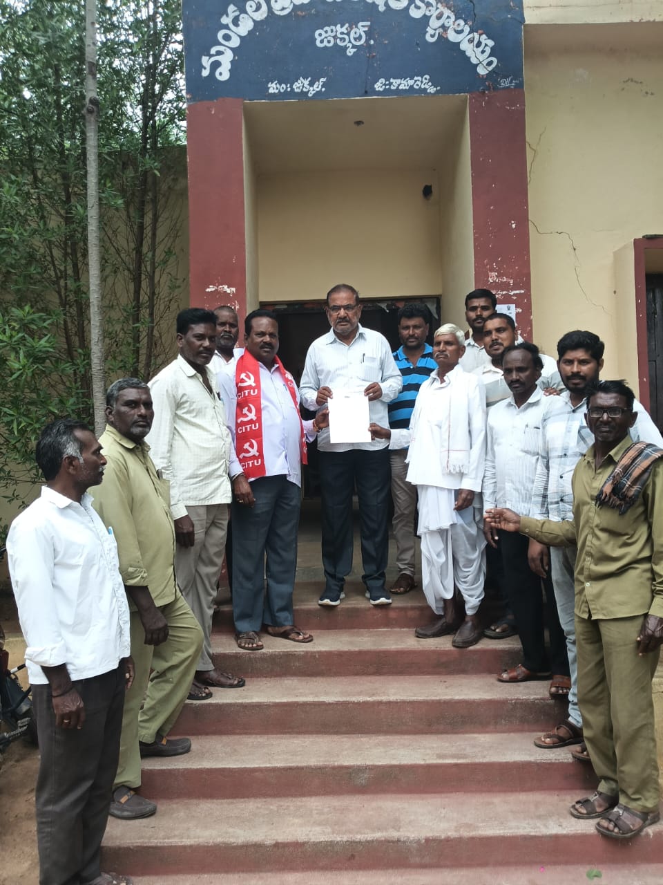 జుక్కల్ ఎంపీడీవో కు గ్రామపంచాయతీ కార్మికుల సమ్మె నోటీసు