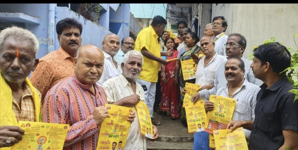 సుపరిపాలనపై ప్రజలకు వివరిస్తున్న నాగ జగదీష్