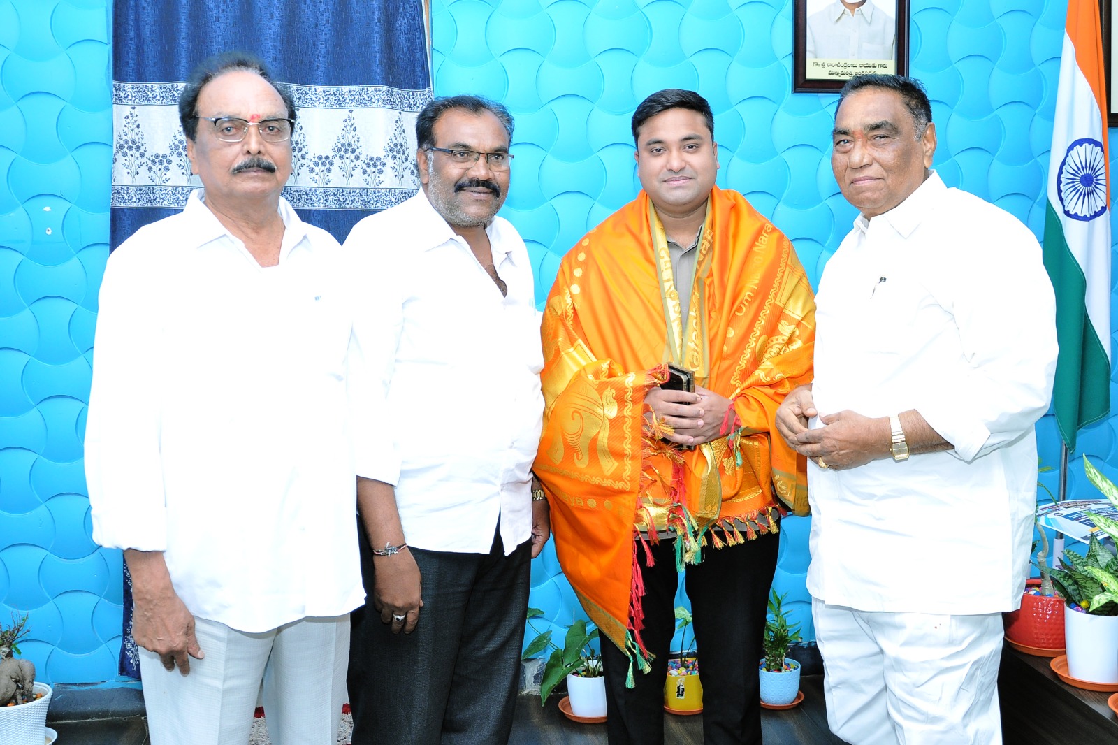 జిల్లా ఎస్పీ నీ మర్యాదపూర్వకంగా కలసిన ఆర్.టీ.సి మాజీ చైర్మన్ ఎద్దుల సుబ్బారాయుడు