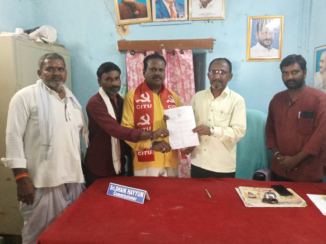 బిచ్కుంద మున్సిపల్ కమిషనర్ కి మున్సిపల్ కార్మికుల సమ్మె నోటీస్ …