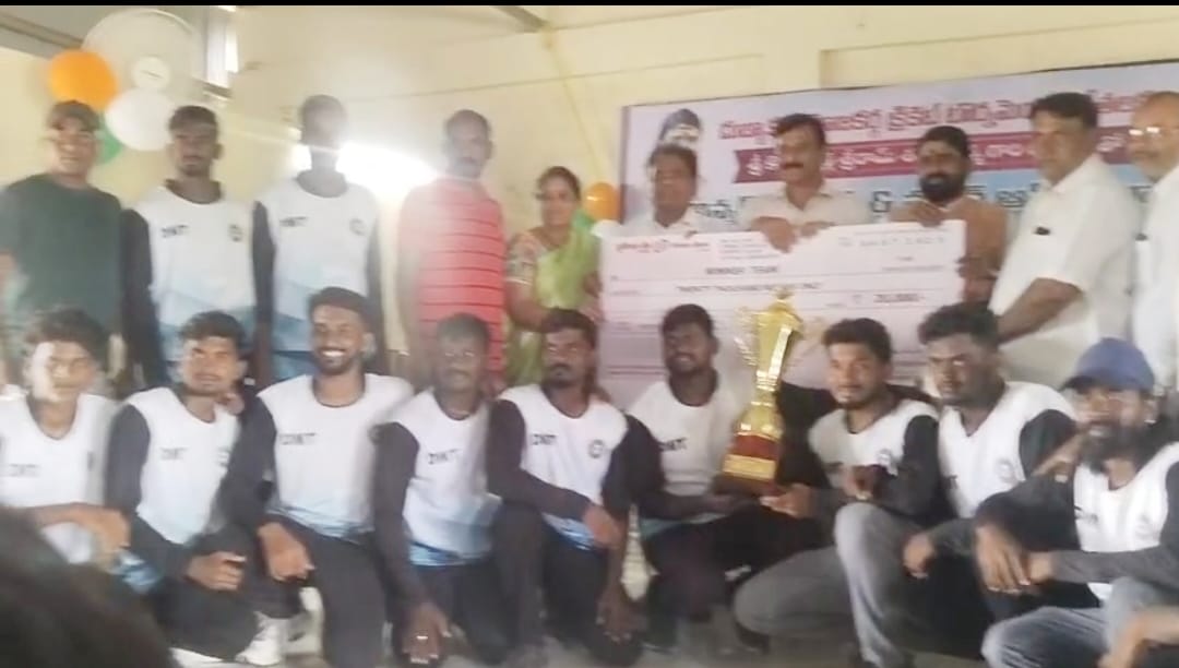 దుబ్బాక నియోజకవర్గ క్రికెట్ టోర్నమెంట్ విజేతలకు బహుమతి అందజేయడం జరిగింది