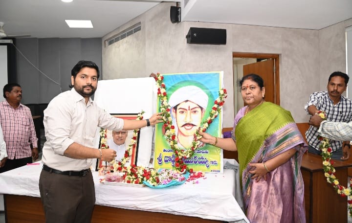తెలంగాణ సాయుధ పోరాట యోధుడు, అమరుడు దొడ్డి కొమురయ్య వర్ధంతి మరియు ఉమ్మడి ఆంధ్రప్రదేశ్ మాజీ ముఖ్యమంత్రి కొణిజెటి రోశయ్య జయంతి సందర్భంగా నివాళులర్పించిన ఆసిఫాబాద్ ఎమ్మెల్యే, జిల్లా కలెక్టర్