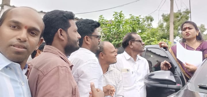 సముద్రంలో గల్లంతైన మత్స్యకారుడి కుటుంబాన్ని ప్రభుత్వం ఆదుకోవాలని హోంమంత్రికి వినతి