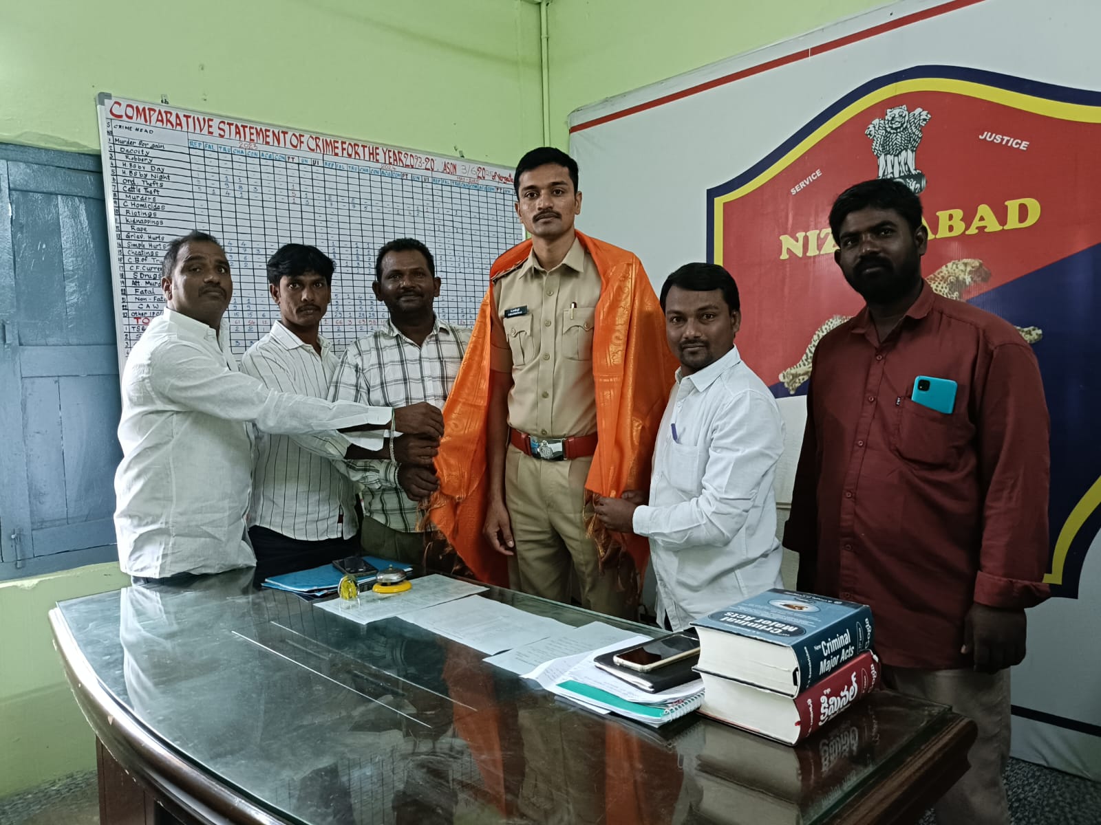 నూతన ఎస్సైని సన్మానించిన కాంగ్రెస్ నాయకులు