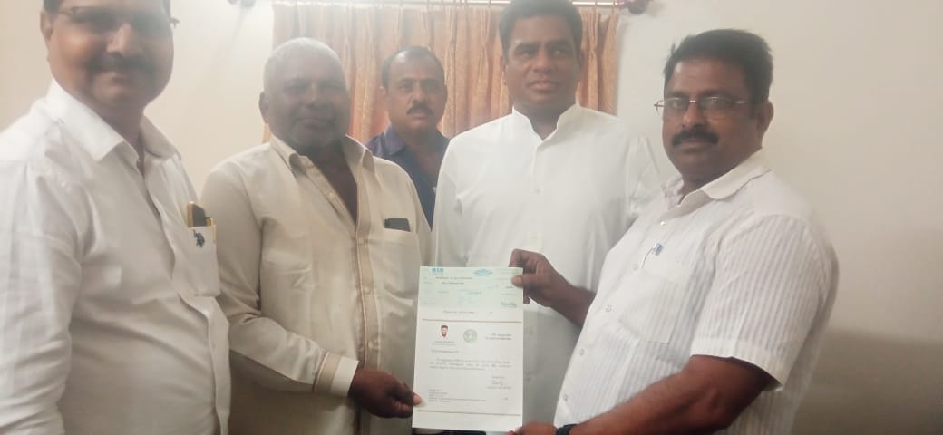 సీఎం సహాయనిధి చెక్కులను పంపిణీ చేసిన ఎమ్మెల్సీ దండే విఠల్