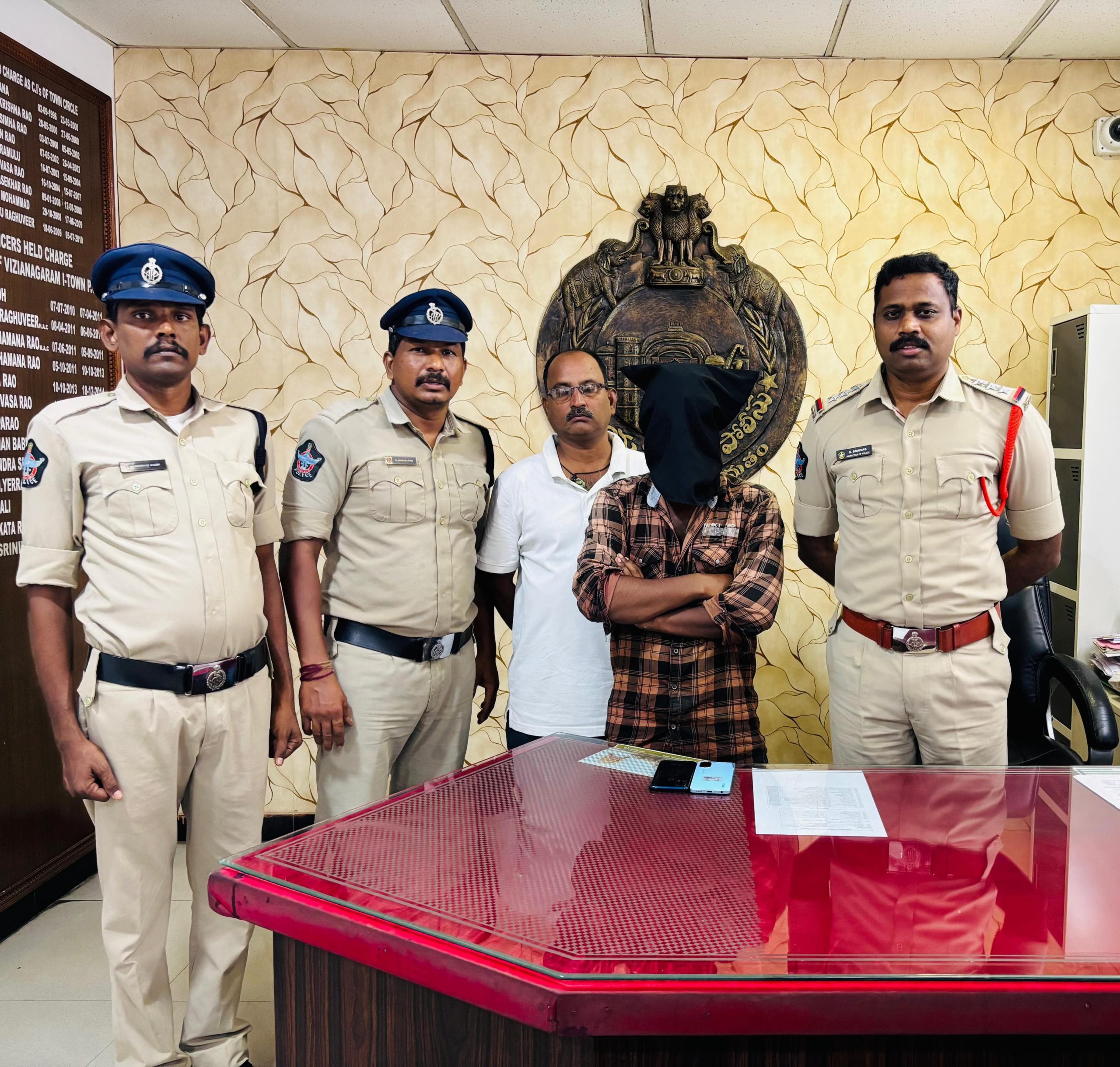 స్నానాల గదిలో వీడియో చిత్రీకరించిన వ్యక్తి అరెస్ట్