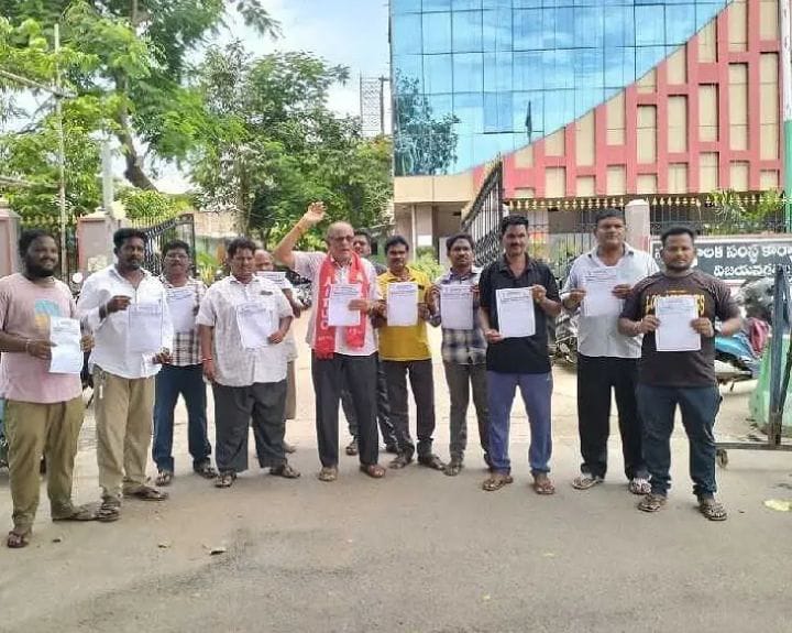 సమ్మె విజయవంతం చేయాలని గోడ పత్రిక ఆవిష్కరణ