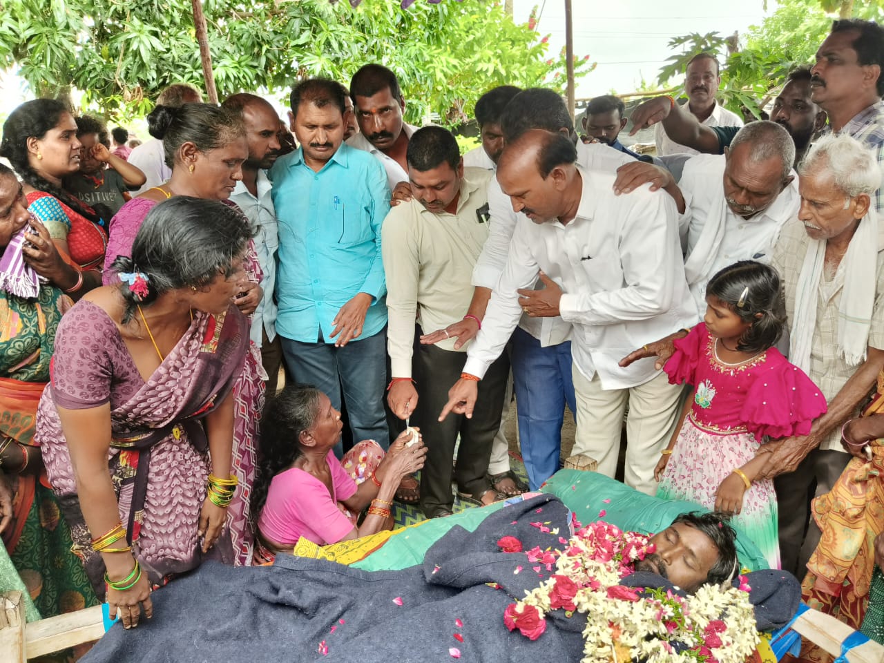 మృతిని కుటుంబాన్ని పరామర్శించిన పిఏసియస్ వైస్ చైర్మన్ తిరుపతి రెడ్డి