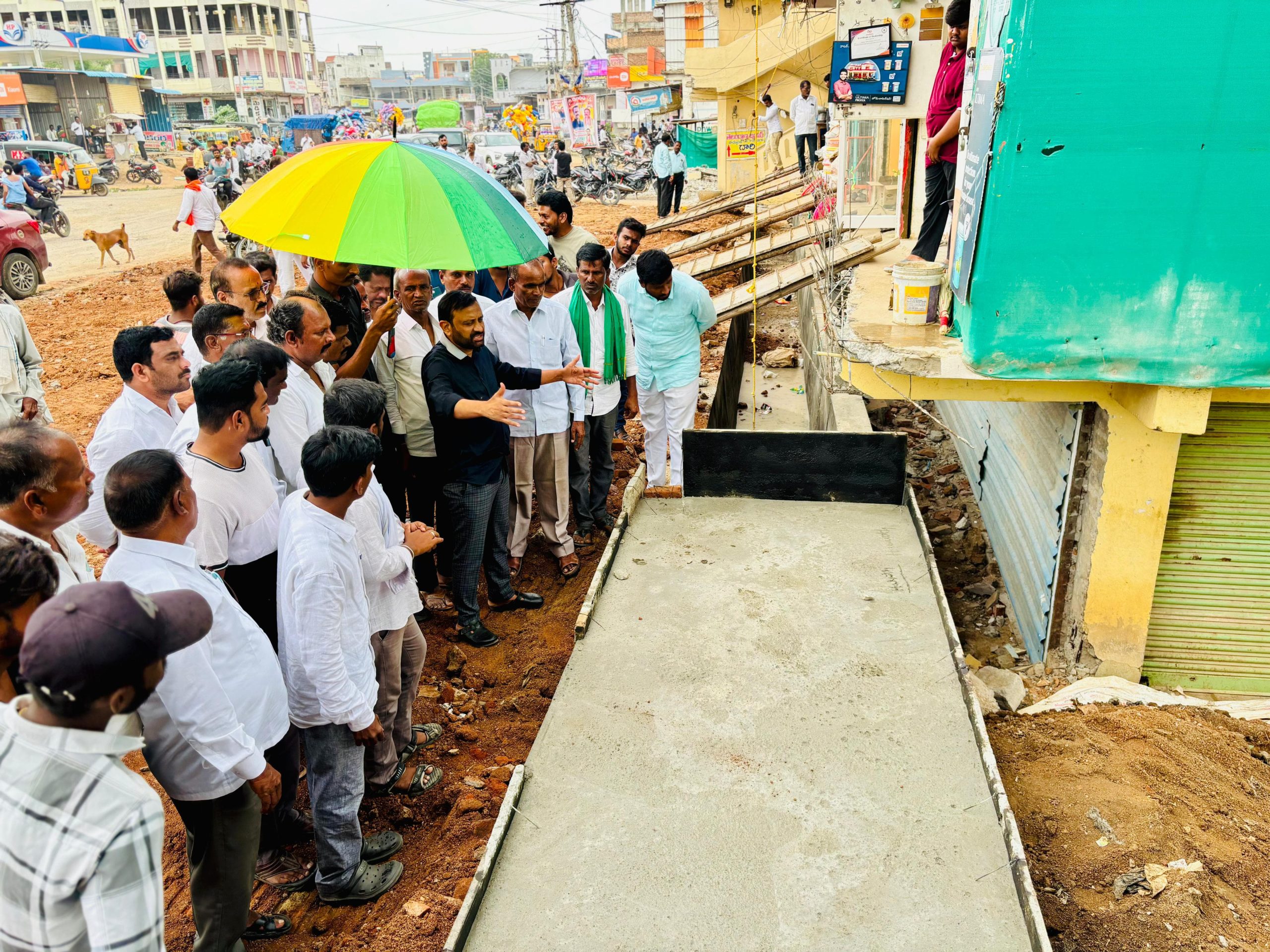 బిచ్కుంద మండల కేంద్రంలో సెంటర్ లైటింగ్ కు సంబంధించిన డ్రైనేజీ పనులు పరిశీలించిన ఎమ్మెల్యే
