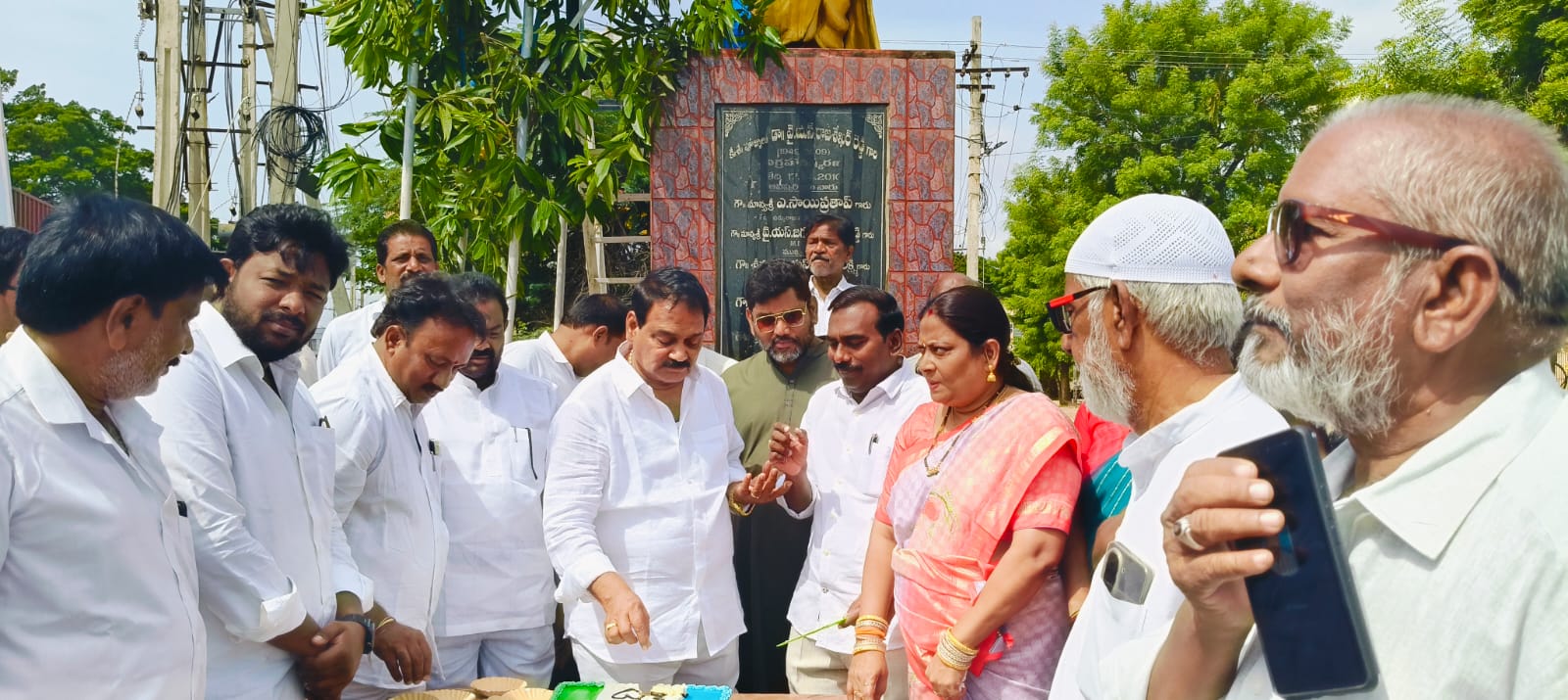 వైఎస్ఆర్ 76వ జయంతి వేడుకలను ఘనంగా నిర్వహించిన వైఎస్ఆర్సీపీ నాయకులు