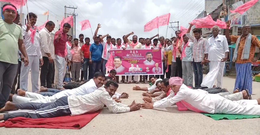 రోడ్డు వెడల్పు చేయాలంటూ పొర్లు దండాలు