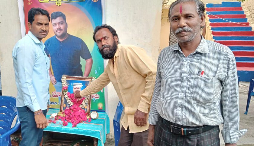 మృతుని చిత్రపటానికి పూలమాల వేసి నివాళులు అర్పించిన కాంగ్రెస్ పార్టీ రాష్ట్ర నాయకుడు