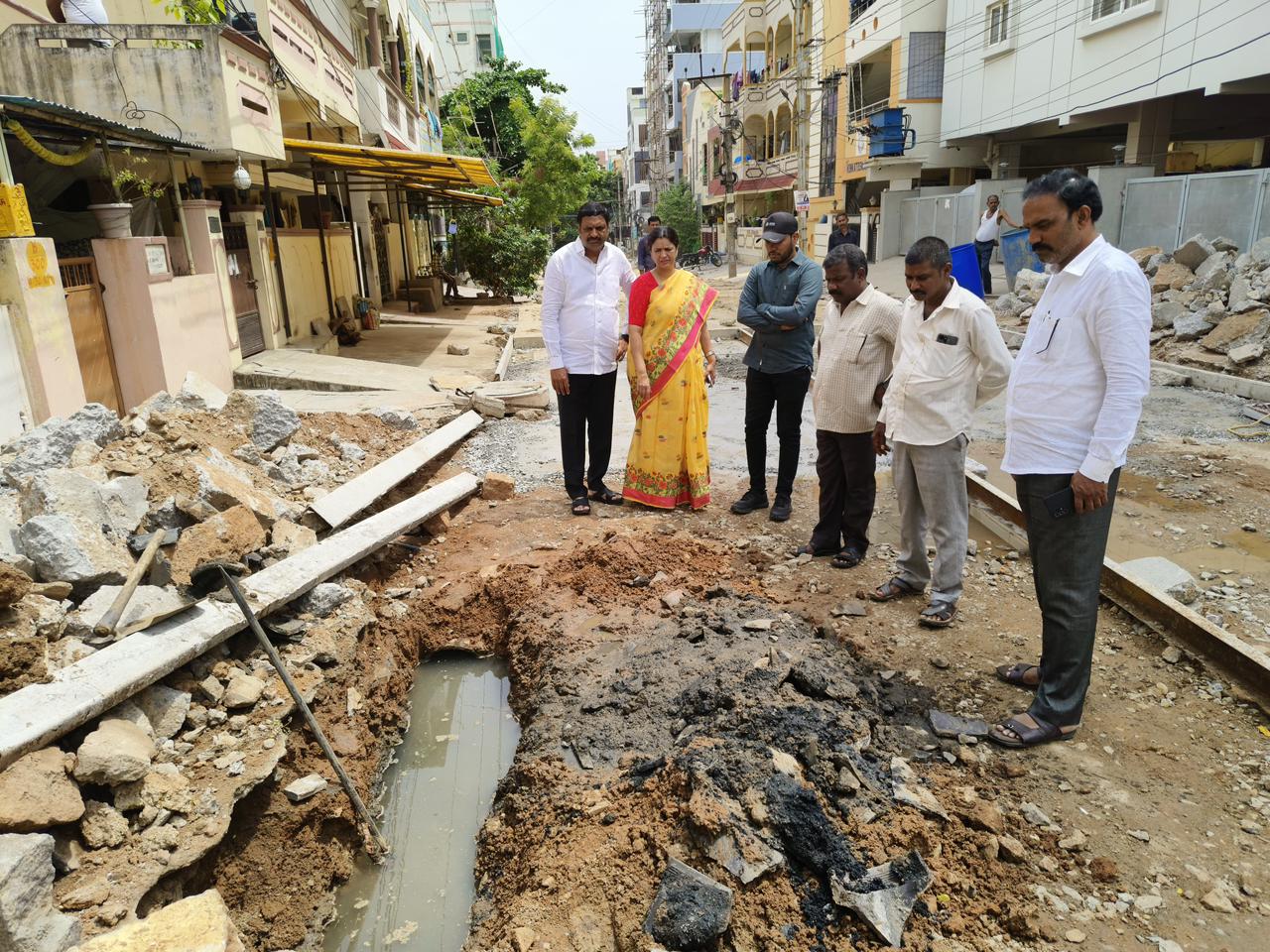అభివృద్ధి నిర్మాణ పనులను పరిశీలించిన కార్పొరేటర్ మాధవరం రోజా దేవి రంగారావు